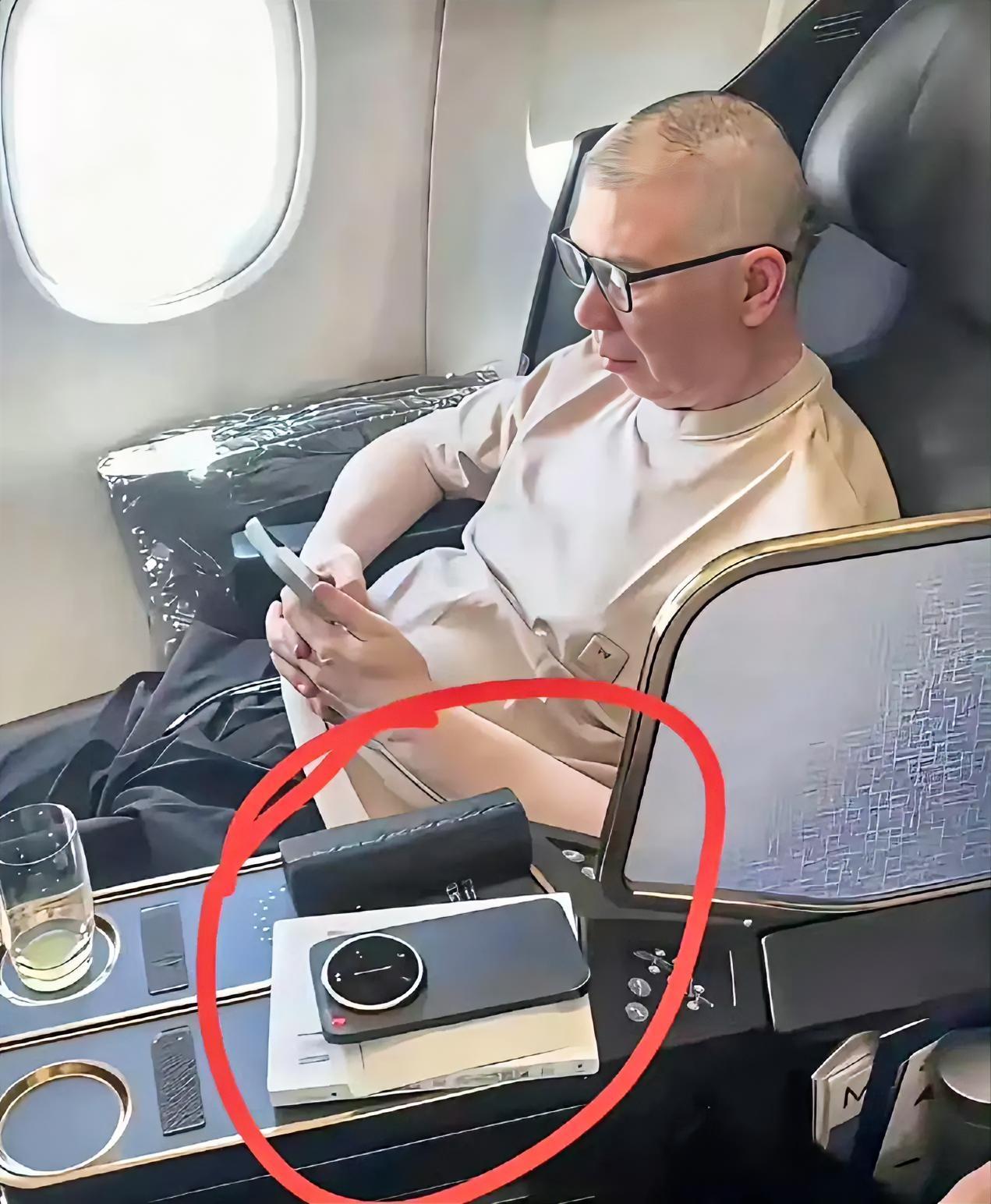 大家看看，冯导用的是不是华为国产机？