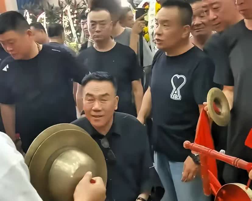 杨家在天津的势力还真的很强大。杨少华出殡的排场就看出来了。送行车队里