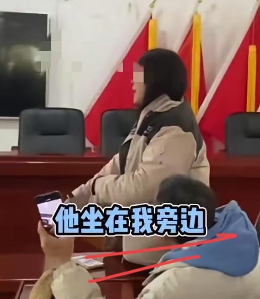 榕江荒野求生女选手曝光黑幕。有个男工作人员，黑灯瞎火的时候，坐到女选手旁边，还