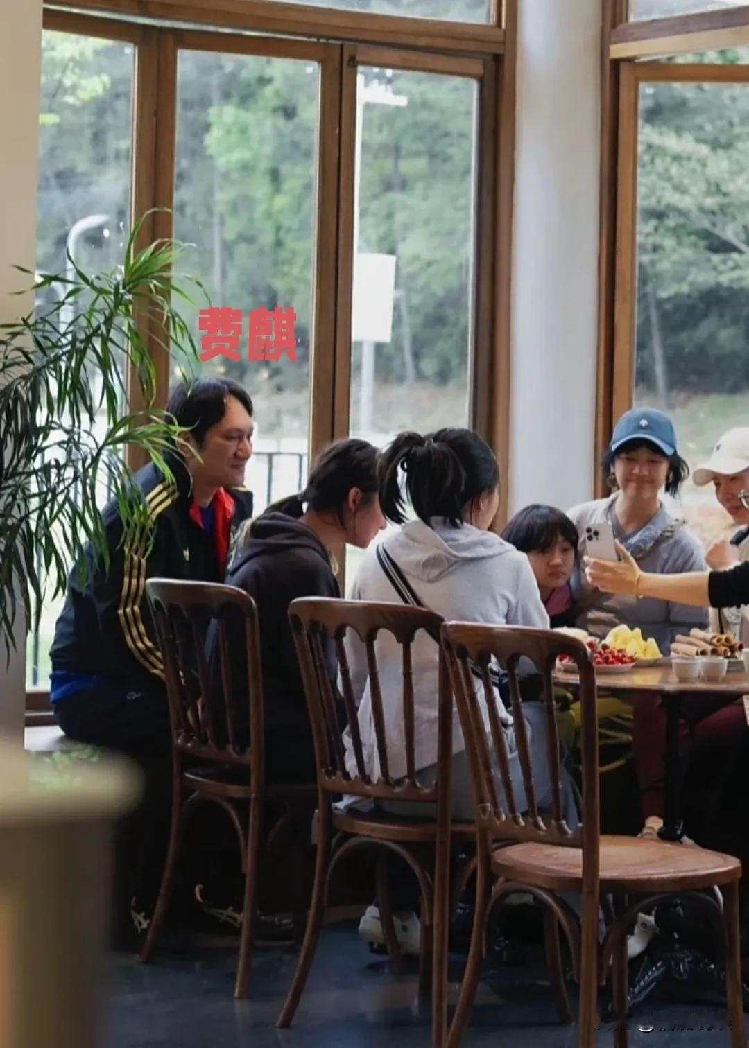 罗海琼和老公费麒带着两个女儿一起外出游玩，两个女儿的长相随了爸爸啊，简直一模一样