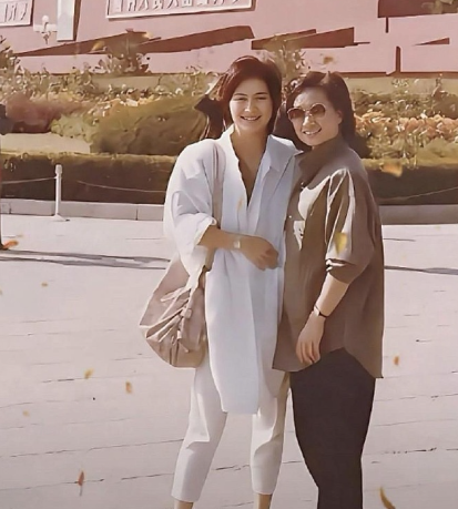 1987年，“赌王”女儿何超琼在天安门的留影，当时的穿着在现在都还流行。何超