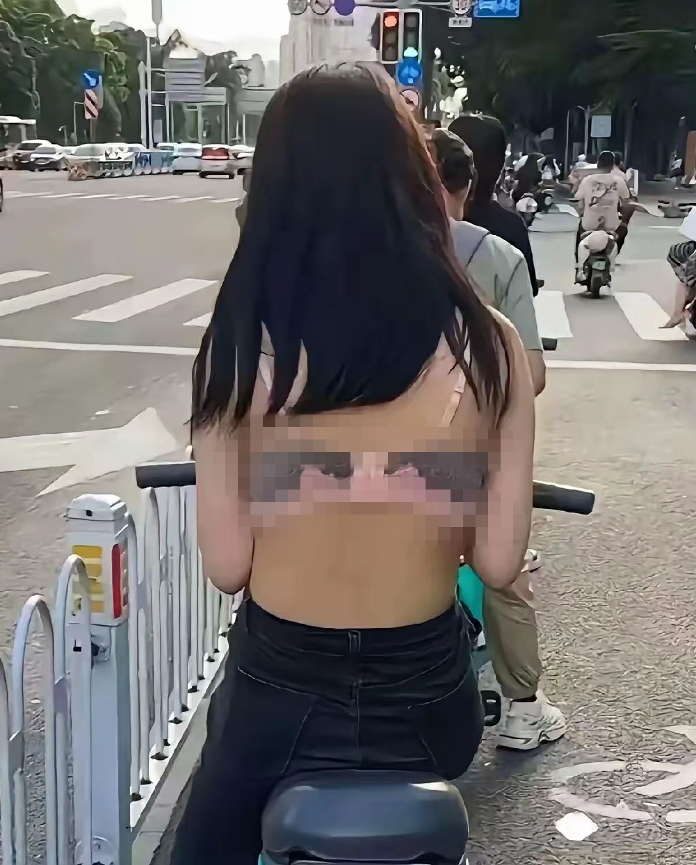 就是再热也不至于，穿成这样吧！自己不尴尬，尴尬的是别人，这个社会到底是怎么了？