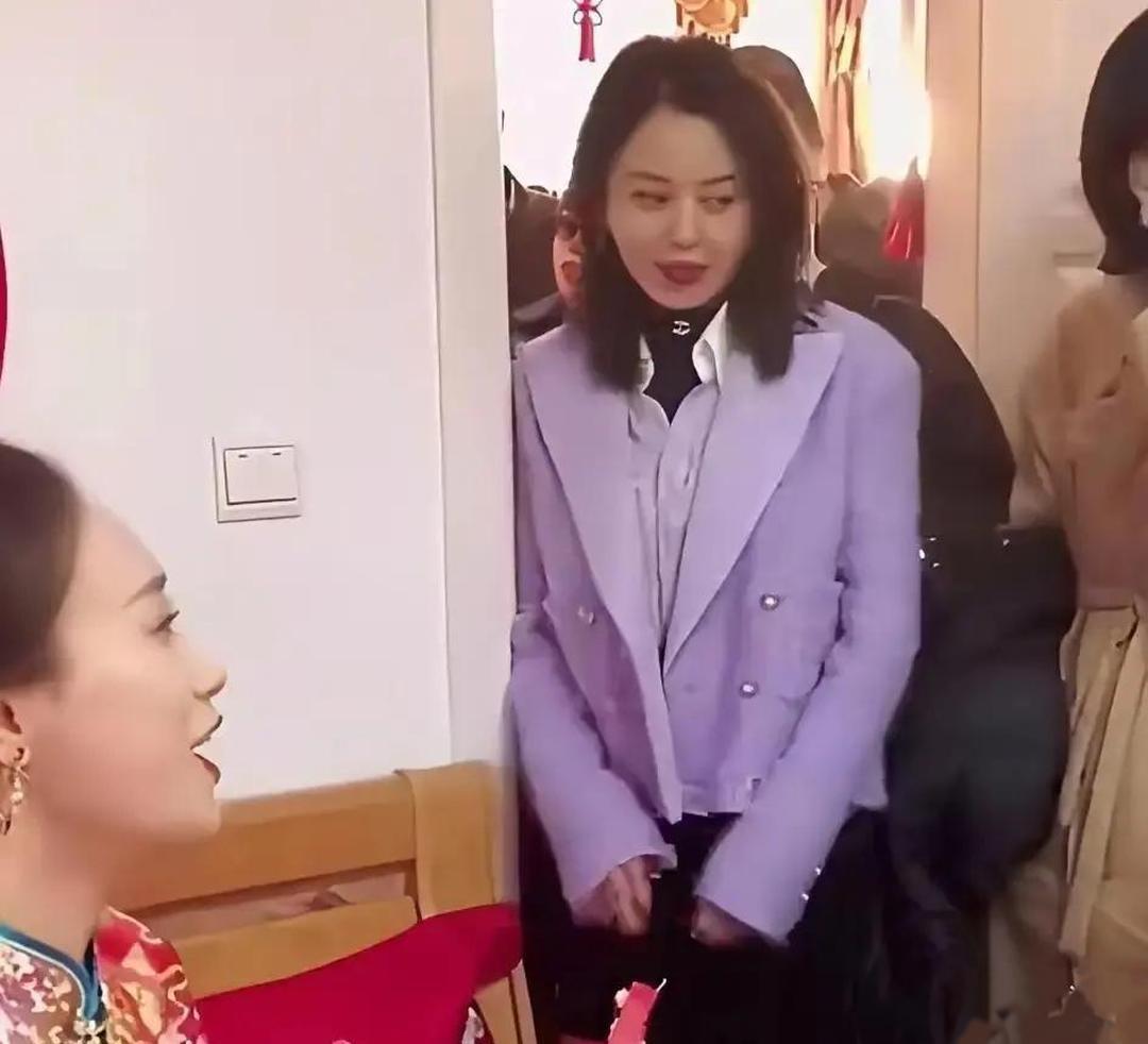 辛芷蕾回鹤岗随礼太豪横弟弟结婚，辛芷蕾直接送上66万现金、一套房一辆车，豪