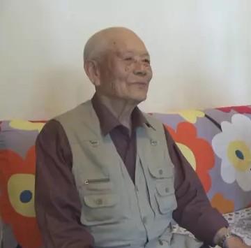 王希玉，1932年生于山东潍坊央子镇，1949年1月参军，参加青即战役解放青岛；
