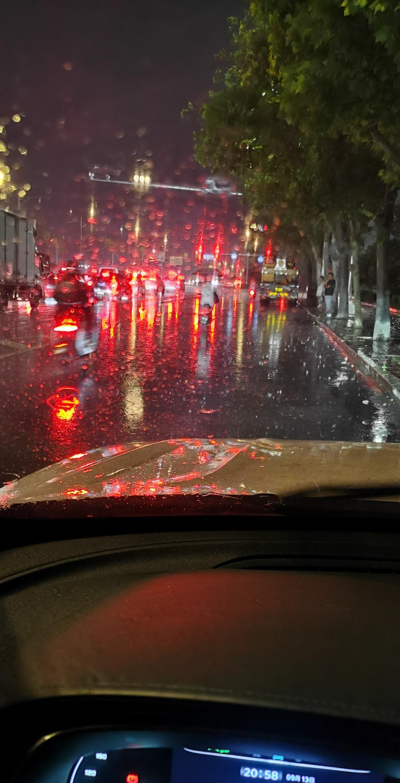 今晚北京的雨来得太突然，下午收到大风雷暴预警，大风倒是没有感受到，但雨说五点下就