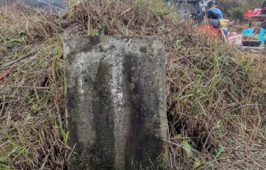 2022年清明时节，雷女士在祭扫时偶然瞥见一座掩映在荒草丛中的孤坟。出于善念，她