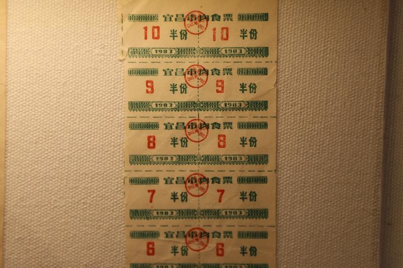 我是土生土长的农村人，小时候最羡慕城里人，能拿着粮票、肉票换米换油，那是我们农村