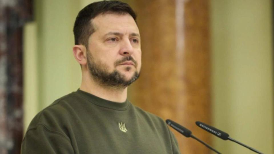 乌克兰现在最缺的就是武器和钱，泽连斯基急疯了，就想了个歪招。3月16日高调宣