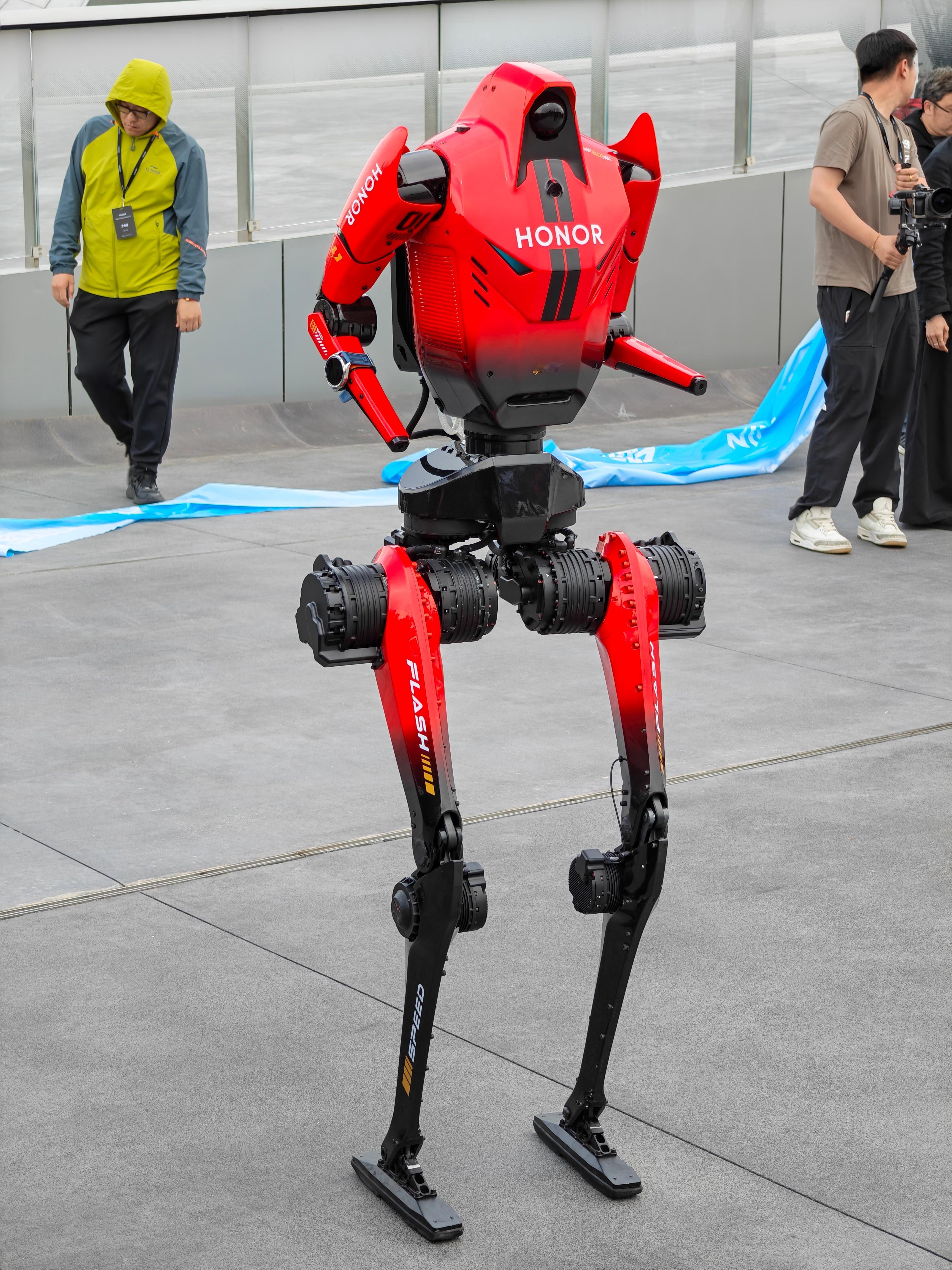 其实很多人觉得荣耀入局机器人，拿下冠军就已经很牛了，其实更深层次的事我们还没有看