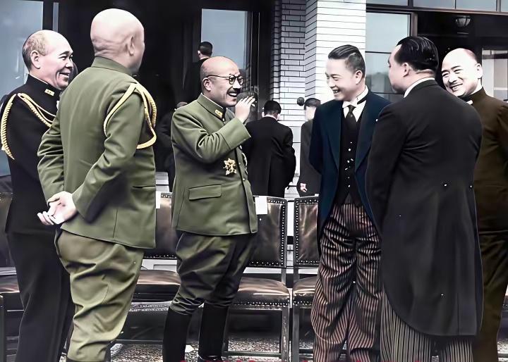 历史抗日战争时期，汪精卫在东条英机面前弯腰谄媚时的一幕。