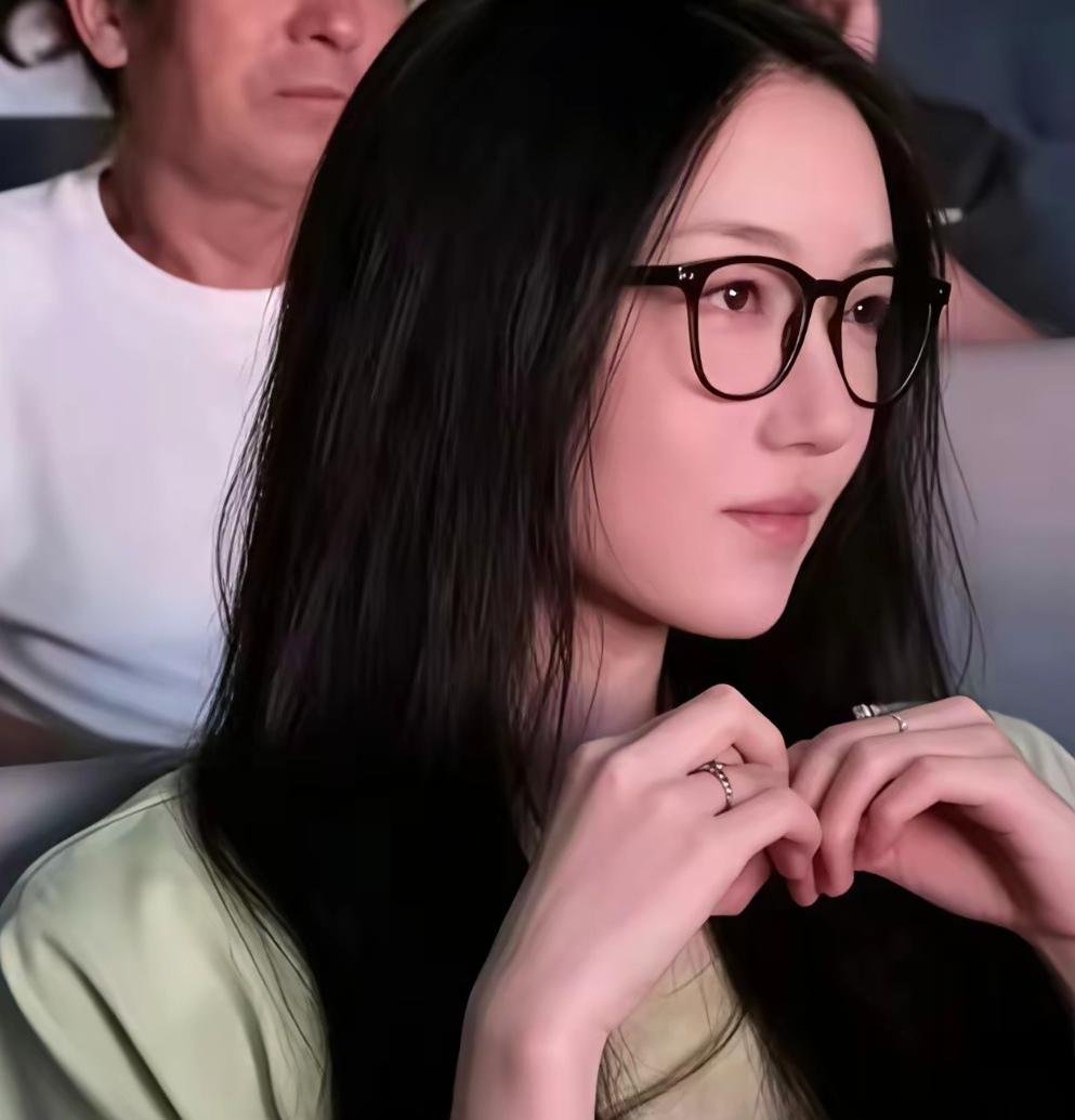 不得不说李嫣是漂亮的，遗传了妈妈王菲的高冷气质。是一个安安静静不张扬的漂亮女孩子