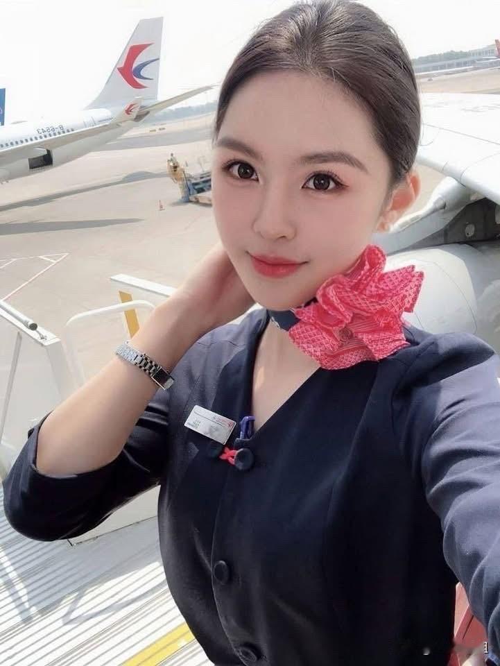 空姐与飞机引擎的完美合影，航空梦想的起点！🛫️✨你喜欢空姐吗