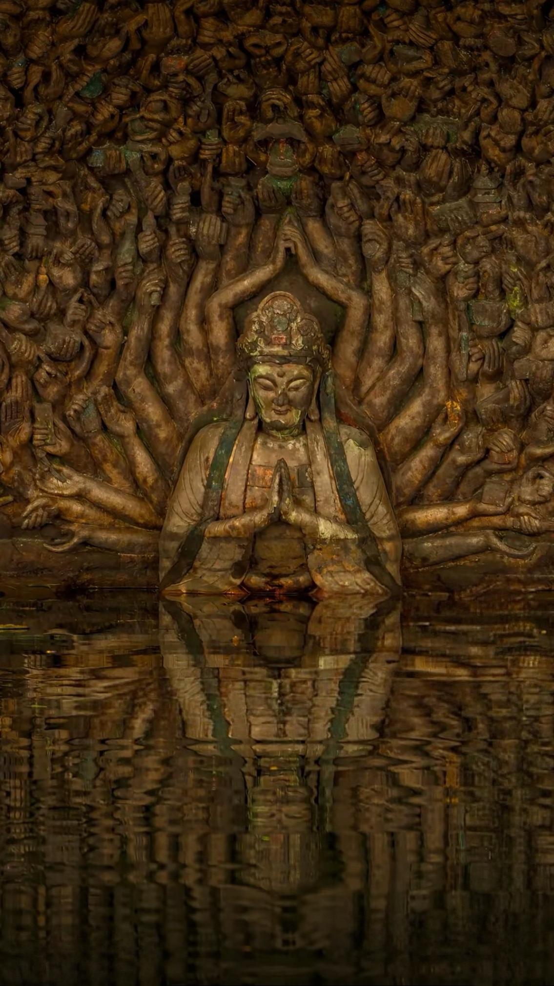 见者快接好运！重庆水库水位骤降，千手观音“破水而出”，一半在人间一半在水中！