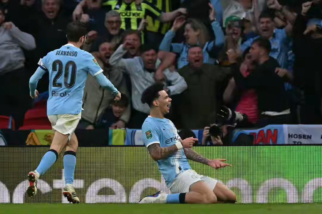 4分钟双响+门将失误！曼城零封阿森纳捧联赛杯首冠，英超争冠警钟敲响