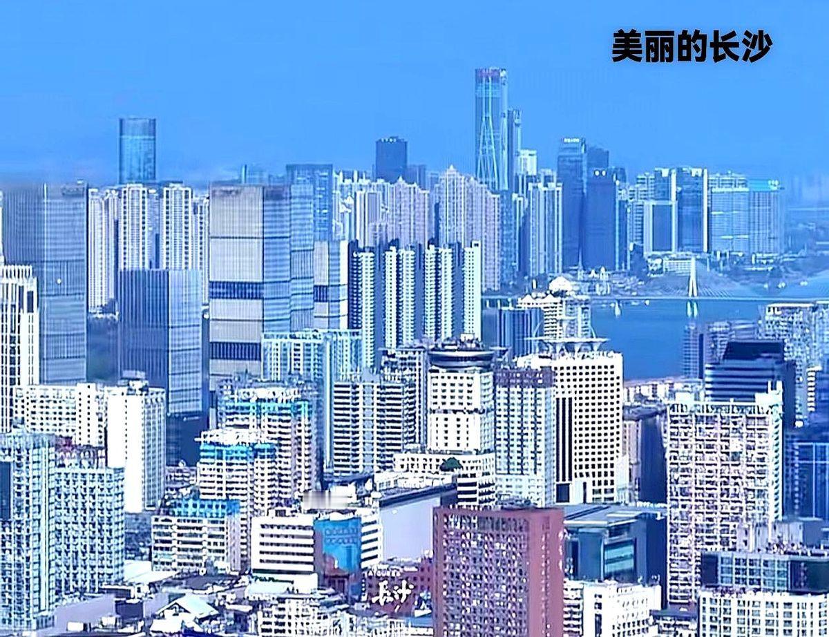 “湘江两岸像曼哈顿，过江却堵成县城老街。”——昨晚7点，河西的林小姐发了这条朋友