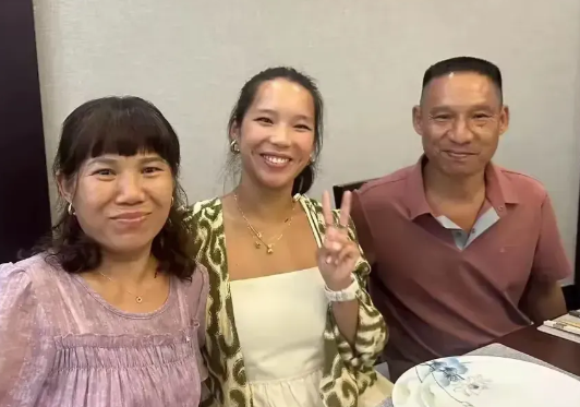 黄楼回中国认亲，本来是一件开心的事情！