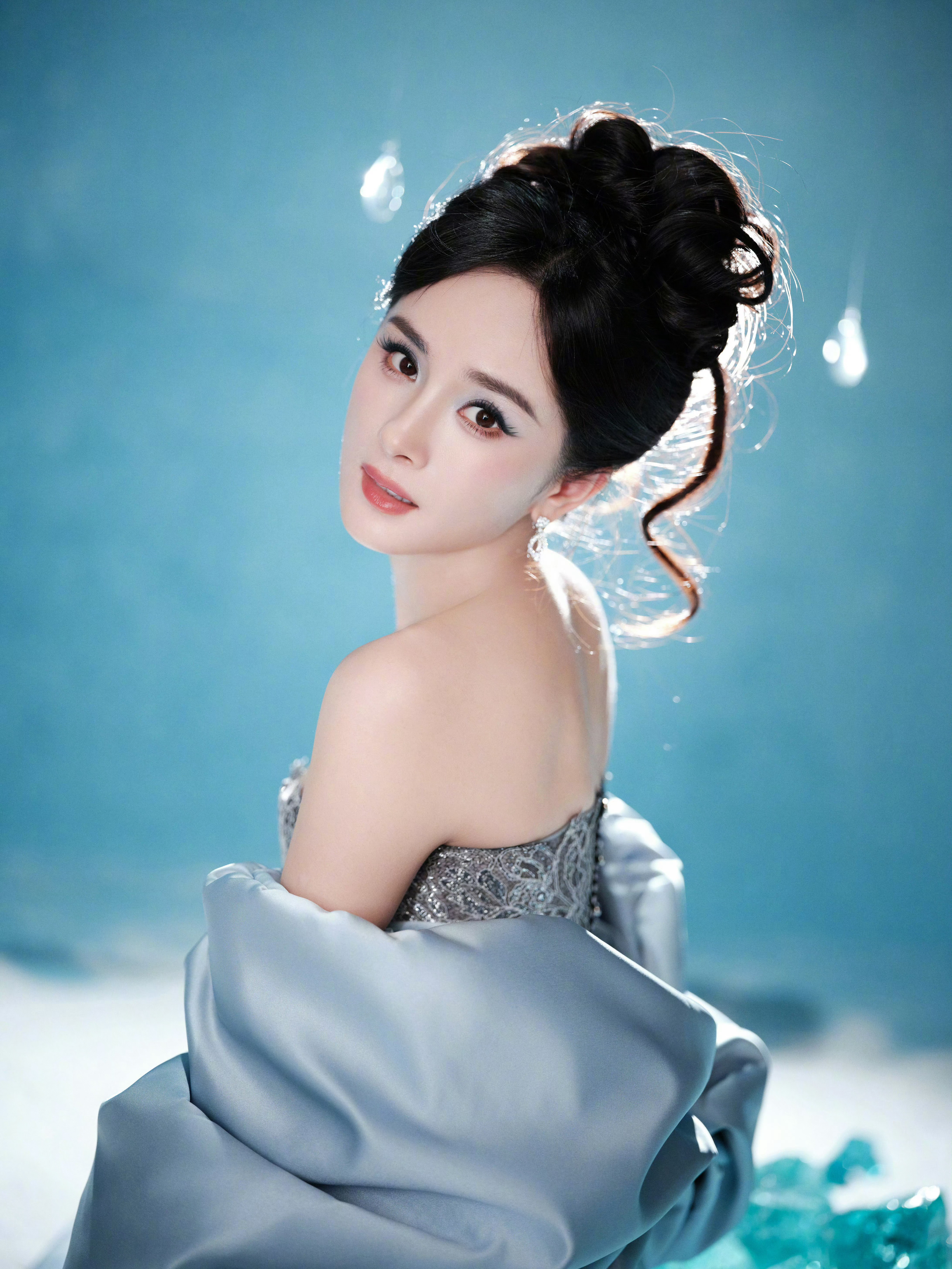 杨幂ym杨幂江山大同露珠有露珠的清亮，落叶有落叶的航道，万物以最本真的样子，与