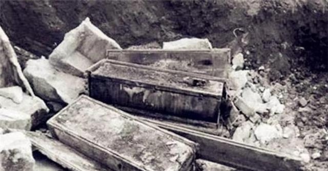 1958年，有人提议挖开了李鸿章之墓。狂热的人们用绳子拴住李鸿章和夫人的尸身，以