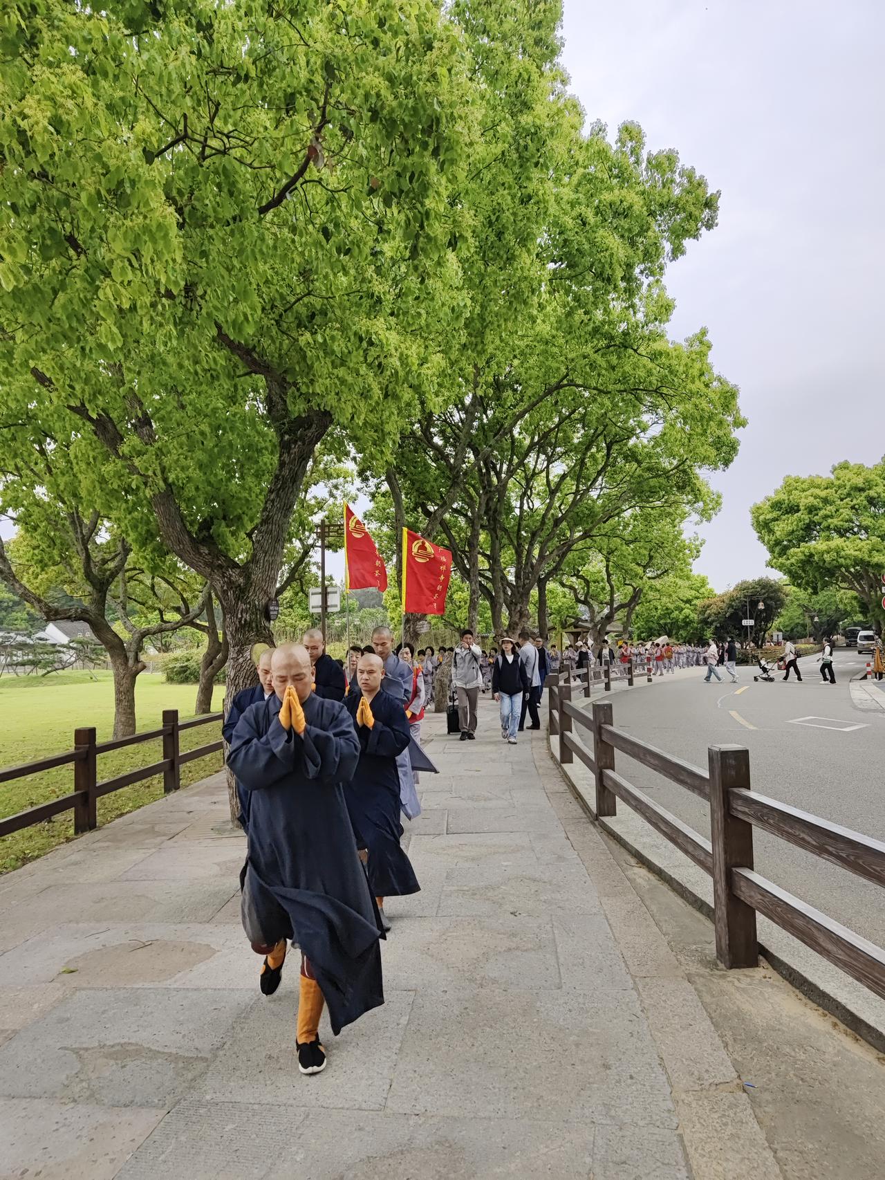 在普陀山路遇广福禅寺朝圣团，约有300信徒，三步一拜，有统一指挥。