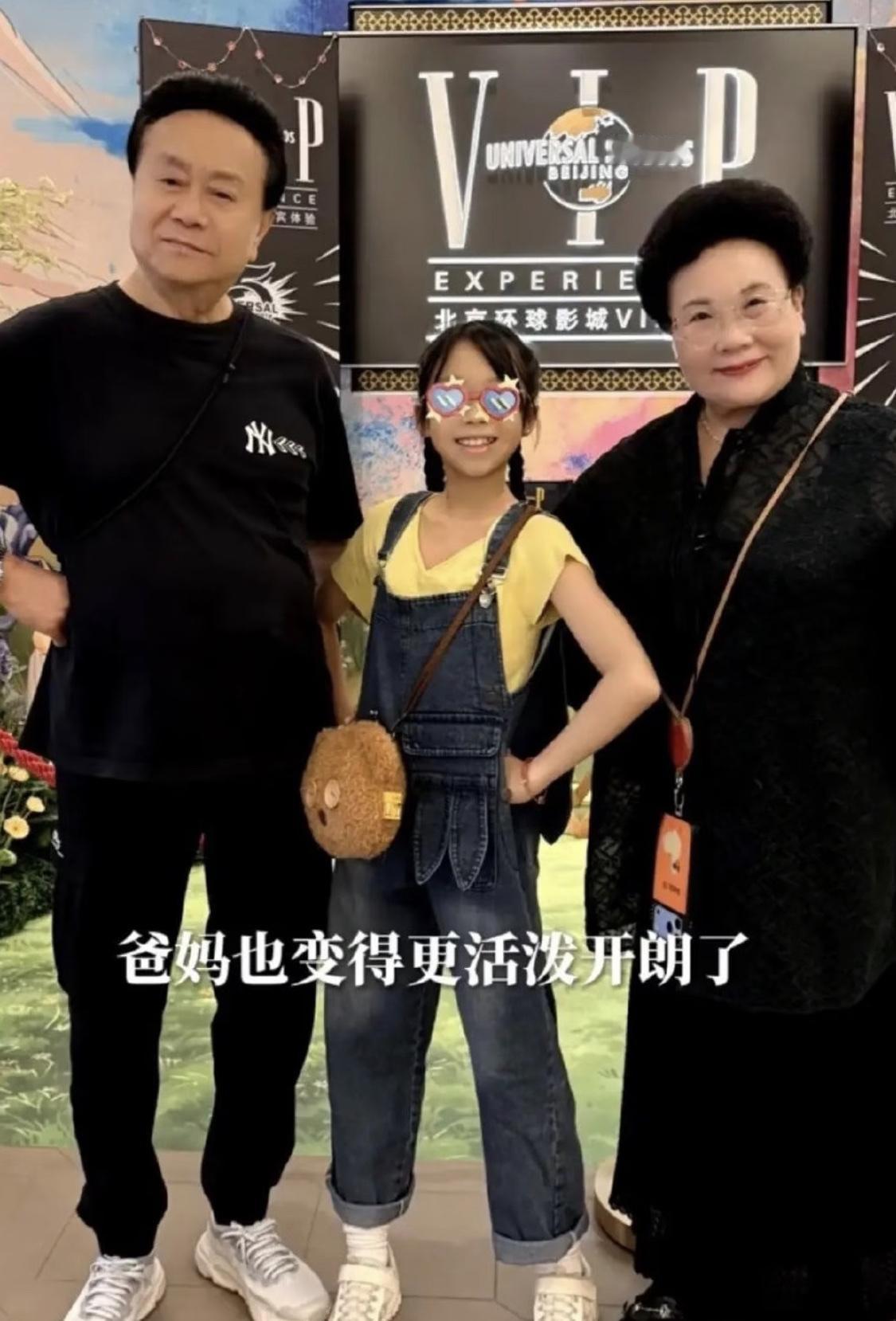 这么多年过去了秦昊他爸妈都没什么变化，上次上综艺的时候，米粒还是在襁褓中。如今都