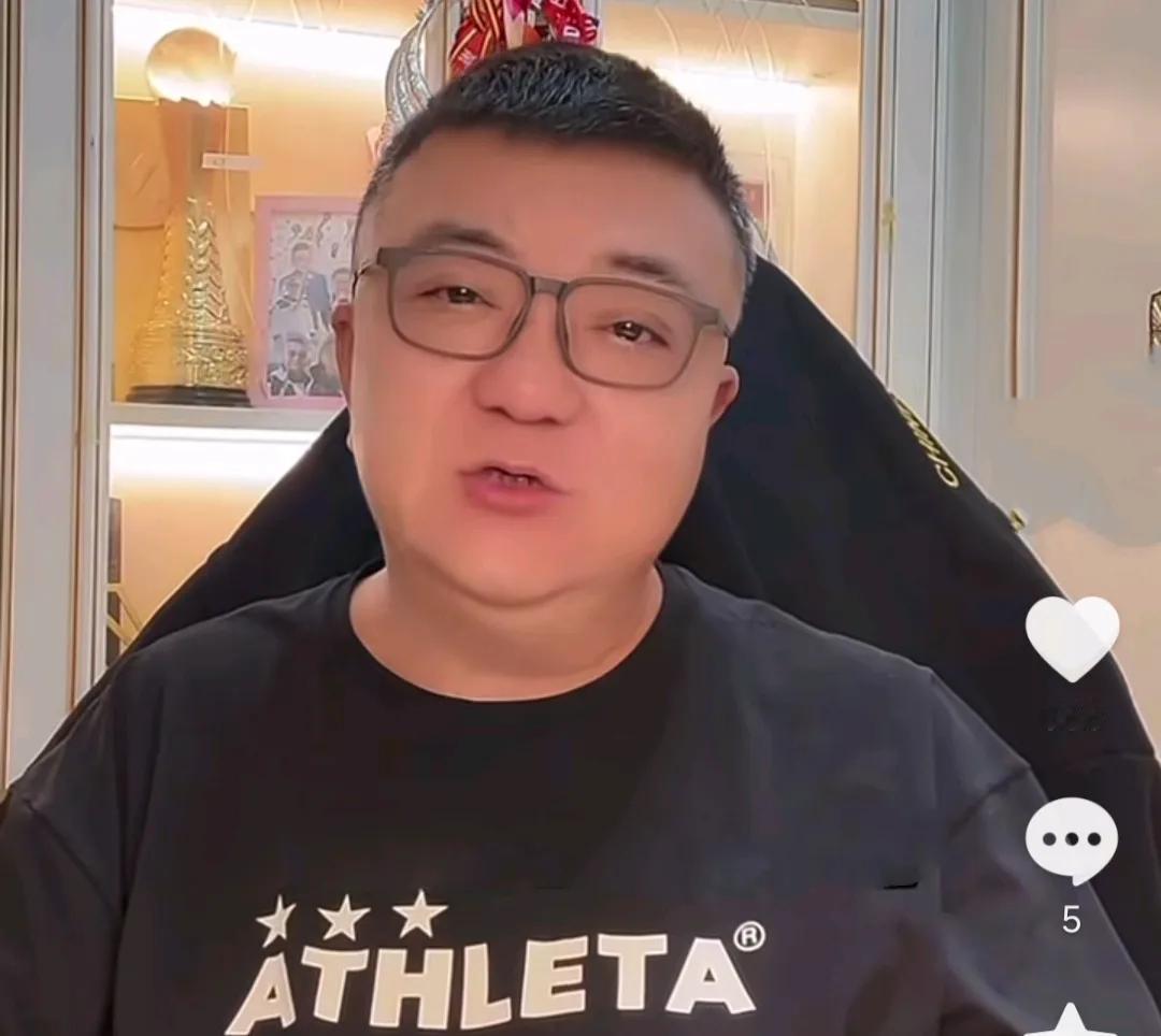 解说员董路给国足主帅邵佳一提了几点建议。他在直播间表示，国足明年就有比赛踢了，