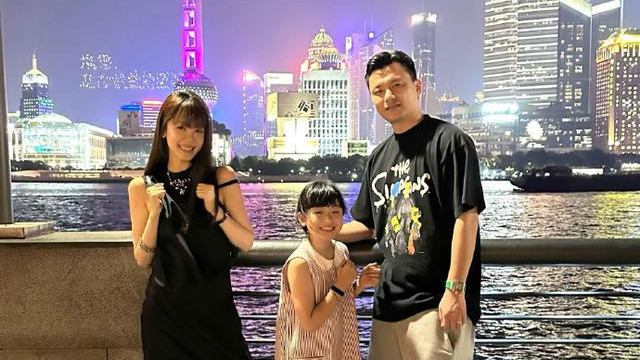 郜林一家近照,身家过亿,退役转型成功,校花老婆太美了