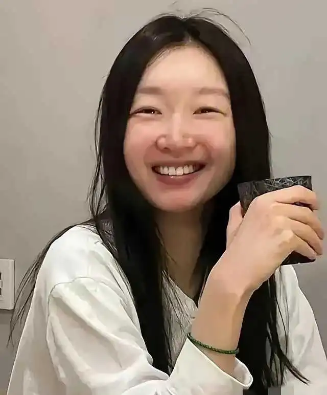 周冬雨素颜太让人难以接受了！眼睛笑起来眯在一起没有一点神采
