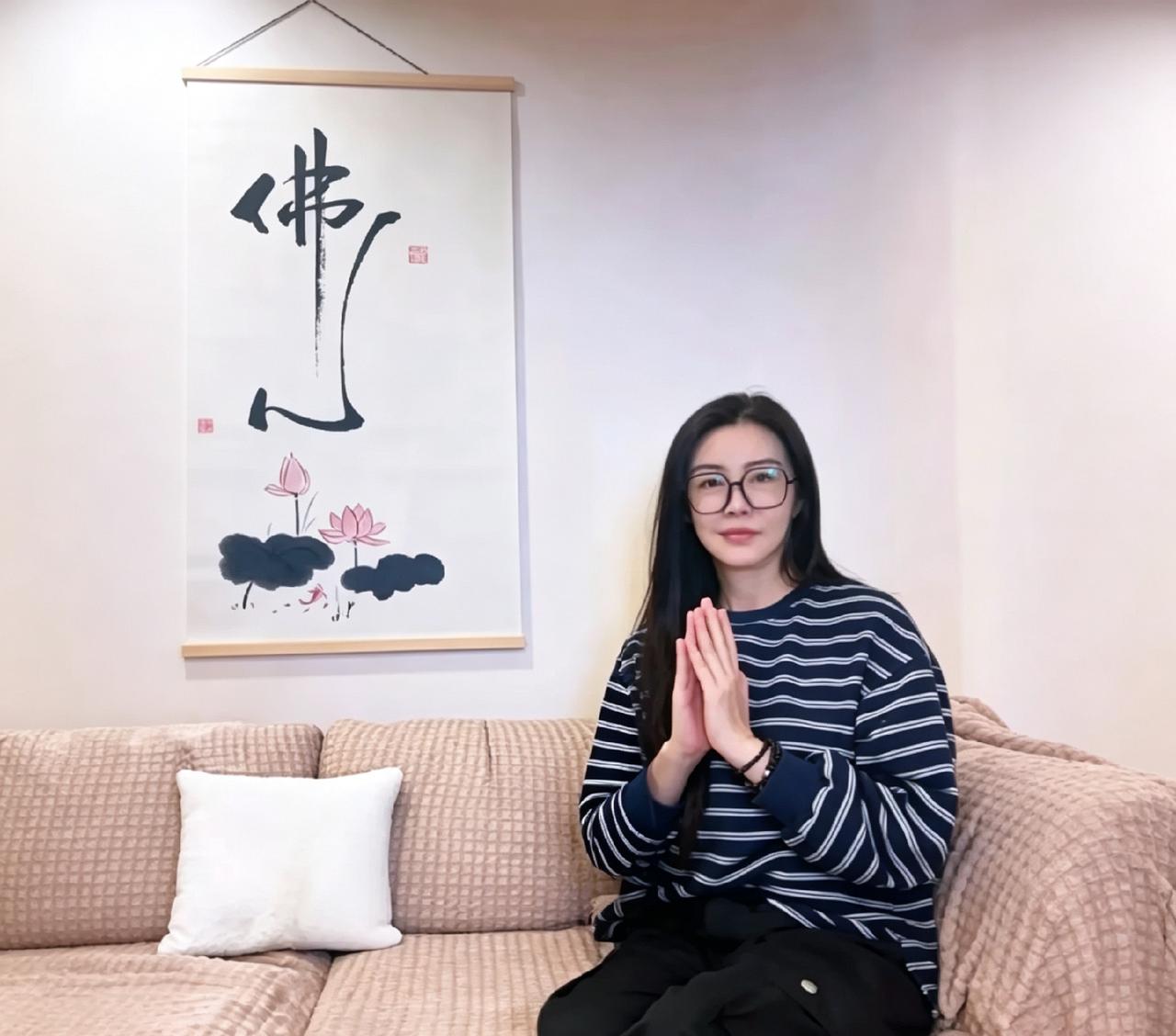 王祖贤在加拿大过的啥日子？温哥华住处简简单单，墙上挂着佛字。她穿件条纹衫，素颜戴