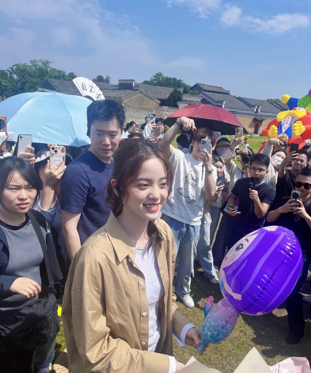 这位女士是谁？好漂亮啊！还有这么多人拍照