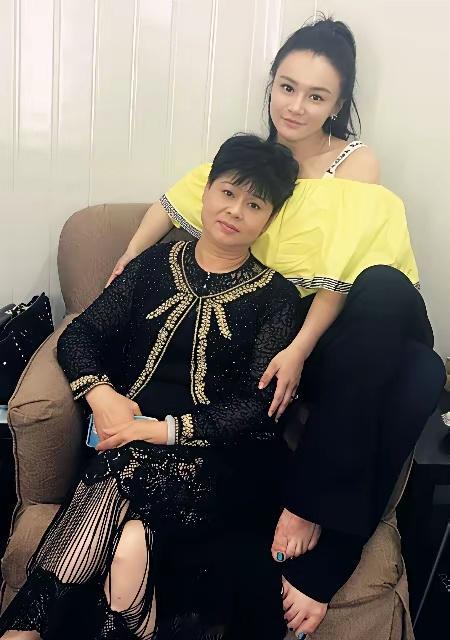 邹市明丈母娘怒斥女婿没有文化，配不上她北大MBA学历的女儿。（她认为女儿是“文化