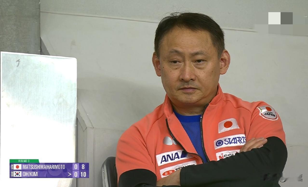 张本宇来现场看美和的混双比赛了摄像师给了老父亲两次特写镜头，看到张本宇神