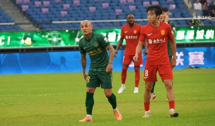 中国足球到底要不要这种为了赢而不择手段的行为？？中国足协处罚李镇全停赛2场2