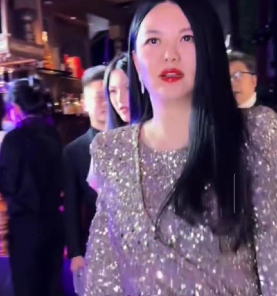 李湘在伦敦的千万豪宅里，用着进口空运食材，送女儿走进英国顶级贵族女校时，或许没人