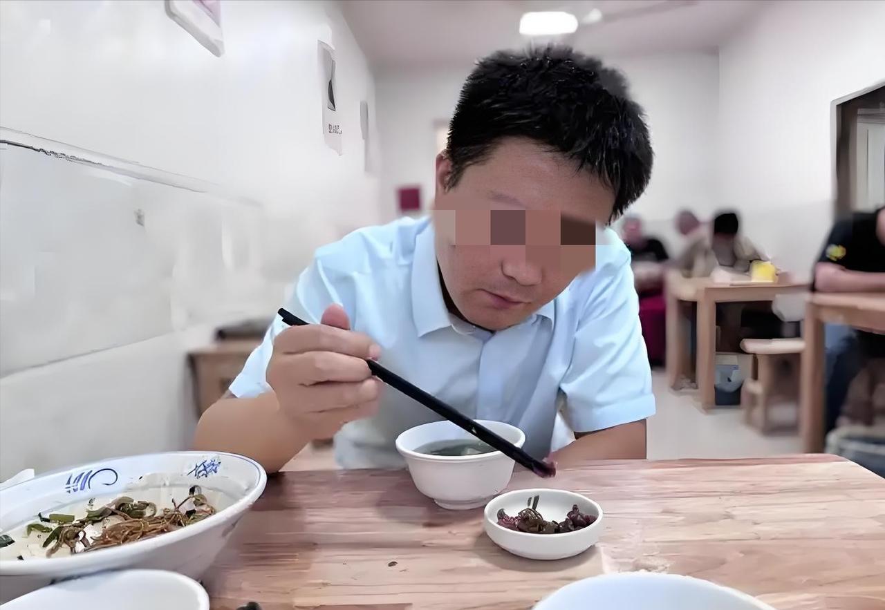 内蒙古，女子的丈夫病逝后，她收拾遗物发现丈夫在8年里给一面馆女员工转了11736