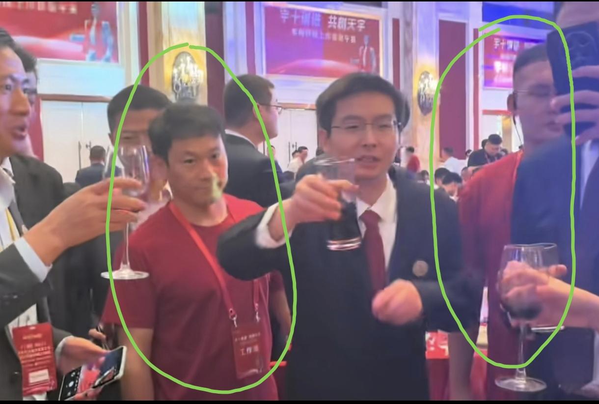 王兴兴现在配上保镖了，他对自己的安保措施防范很到位。现在宇树公司上市之后，王兴兴