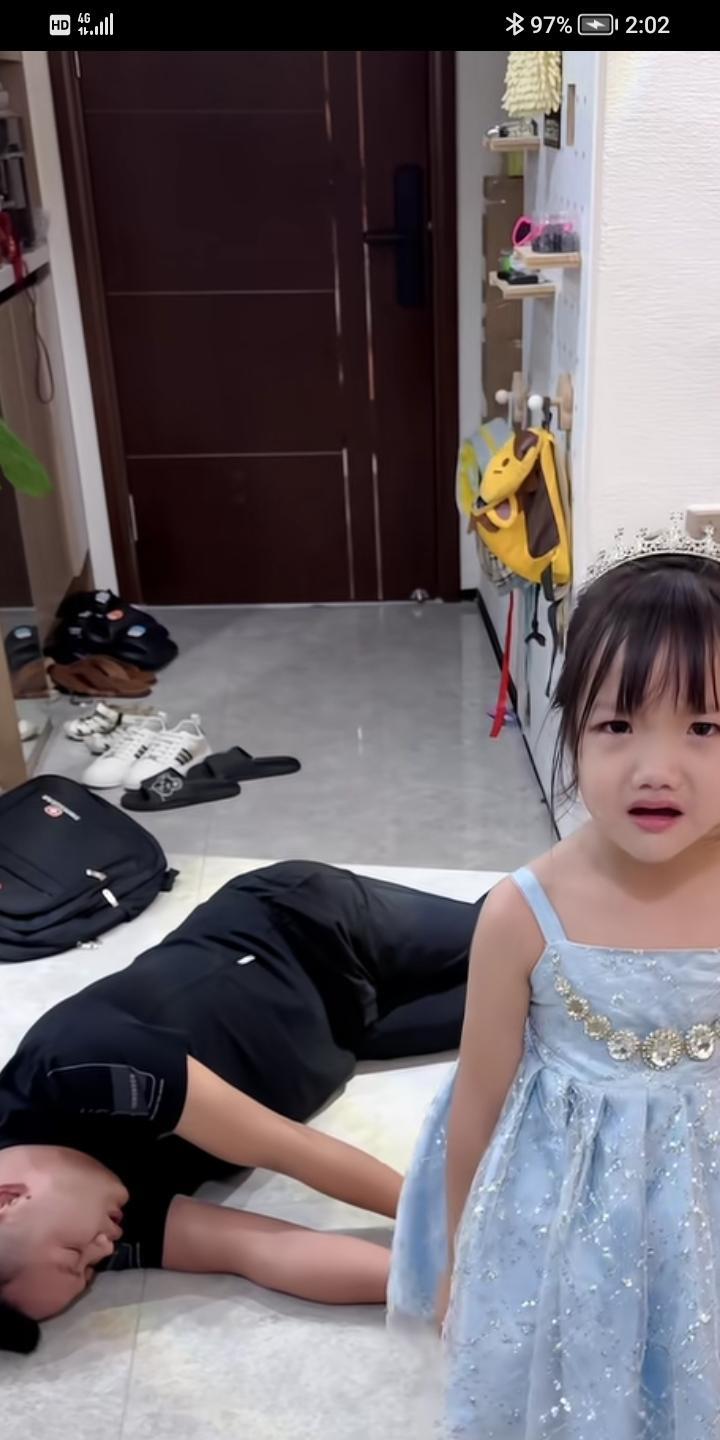 不亏生闺女，爸爸半夜喝多了回家，妈妈说孩爸，不是说半夜喝多了就别回来吗？女儿插嘴