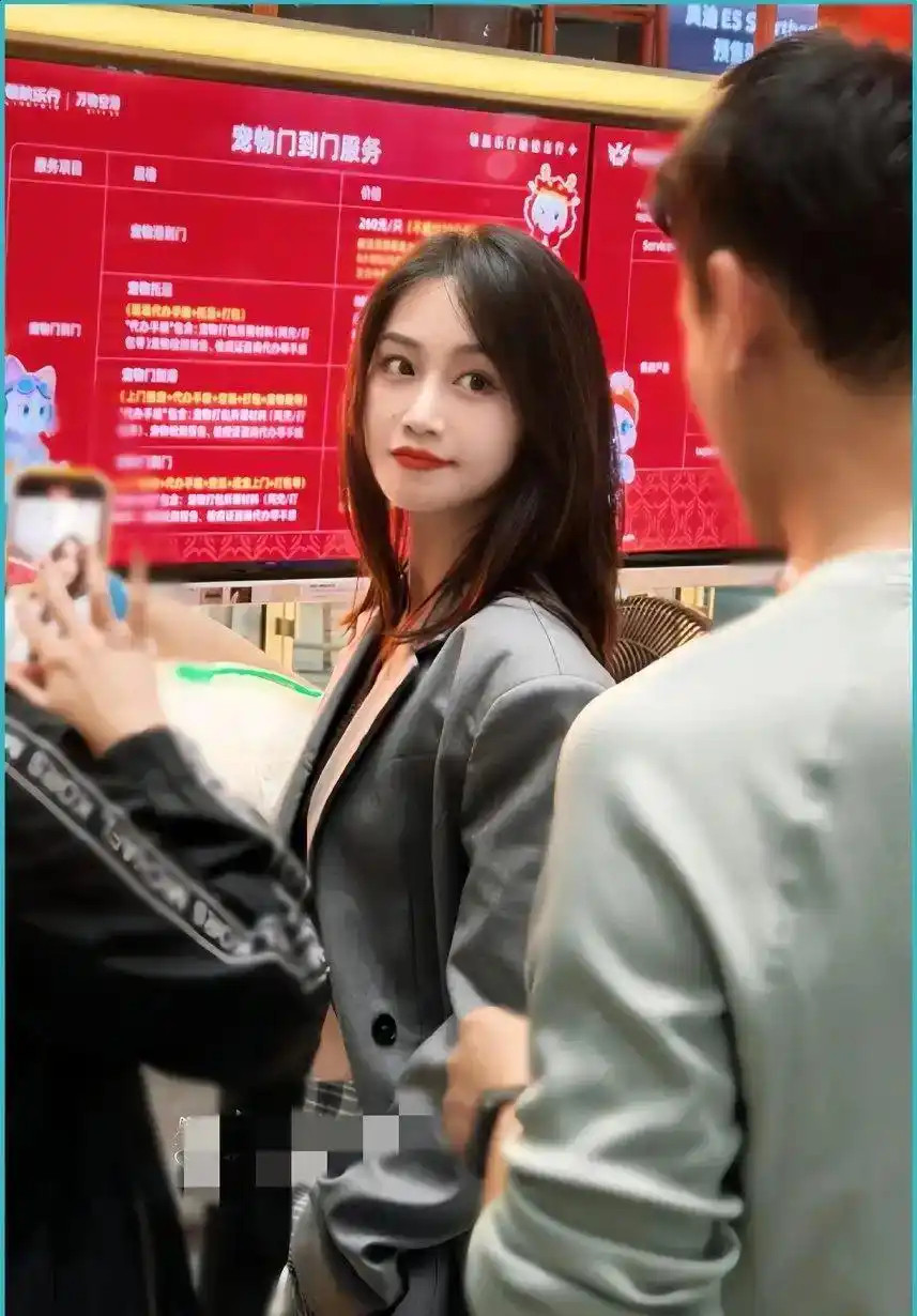 35岁蓝盈莹去米兰时装周，穿格子裤提打包箱，网友：以为是去早市呢！