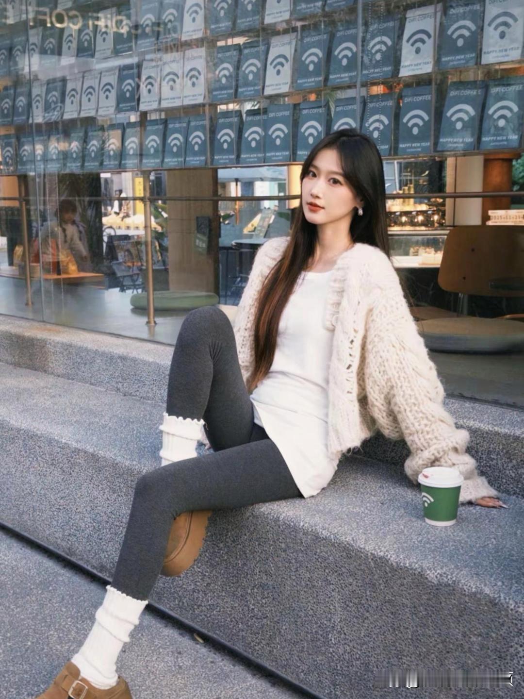 如今咖啡成了都市人生活里的重要角色，闹市街头咖啡馆随处可见。找个拐角的小店钻进去