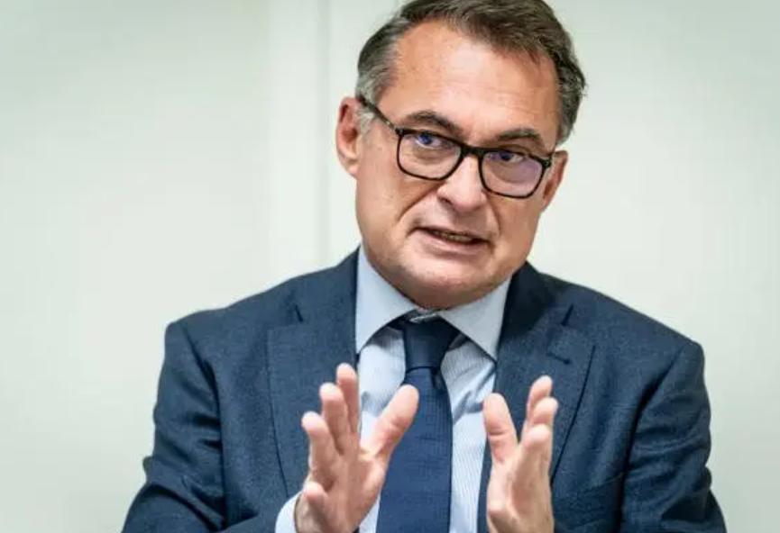 德国副总理访华前，央行行长叫嚣“设法报复中国”，给你点阳光就灿烂？据外媒报道