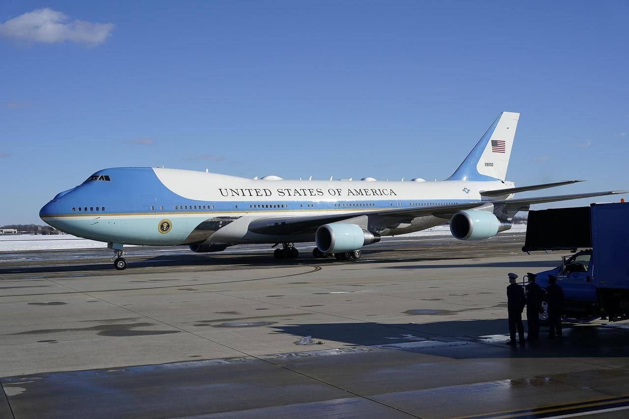 快报！快报！王冲大师预言或许会成真。据美国方面20日消息，美国总统专机“空军一