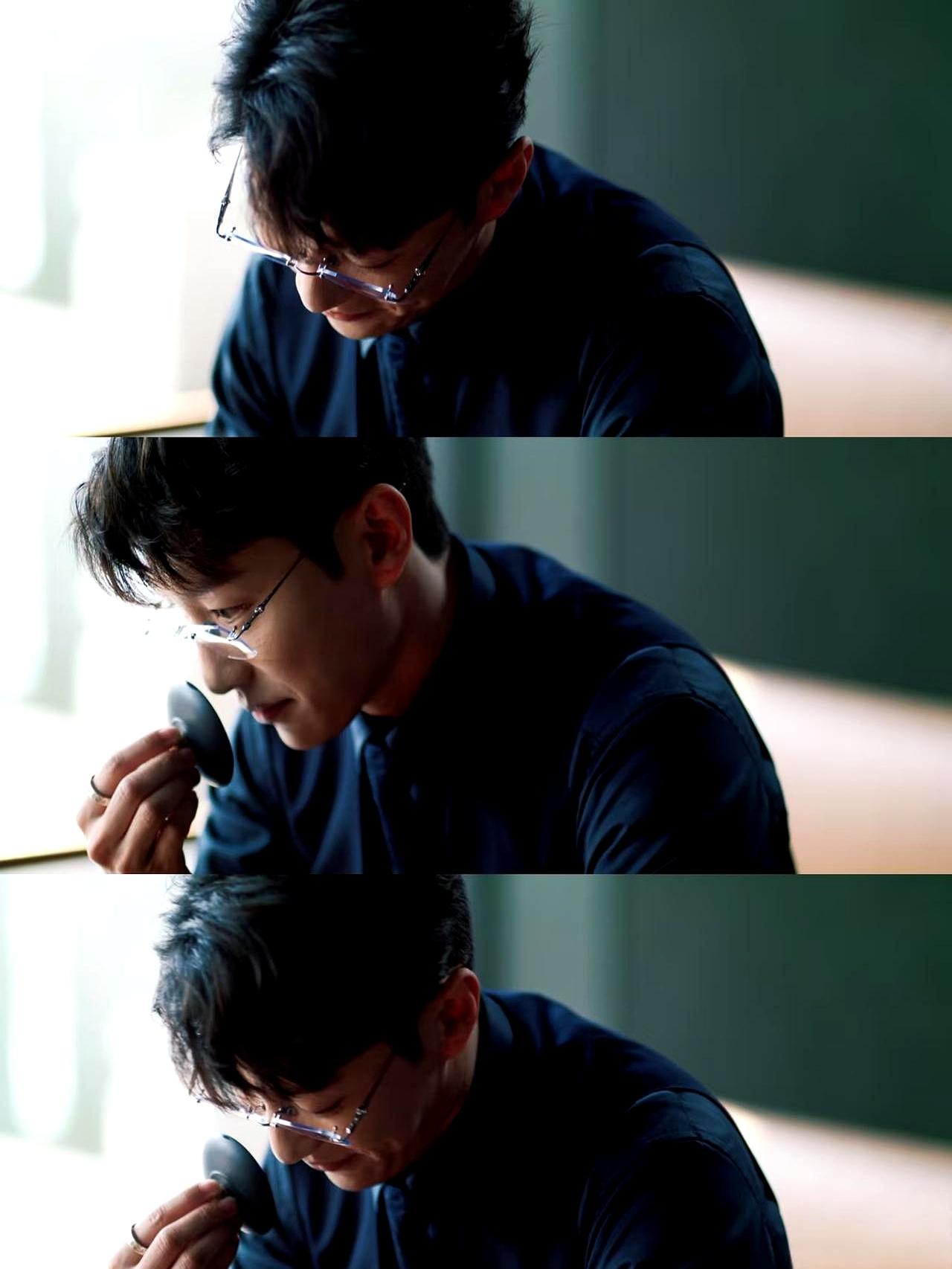 电梯30秒没台词，12亿人看完上头这段戏在《轧戏》第3集，裴轸抬手按电梯