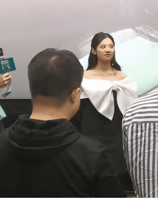 张婧仪笑起来怎么这样，土土的[捂脸哭][捂脸哭]​​​