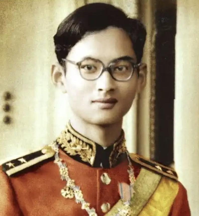年轻时的普密蓬国王，丰神俊朗翩翩好儿郎。论颜值，普密蓬国王比儿子玛哈更胜一筹；