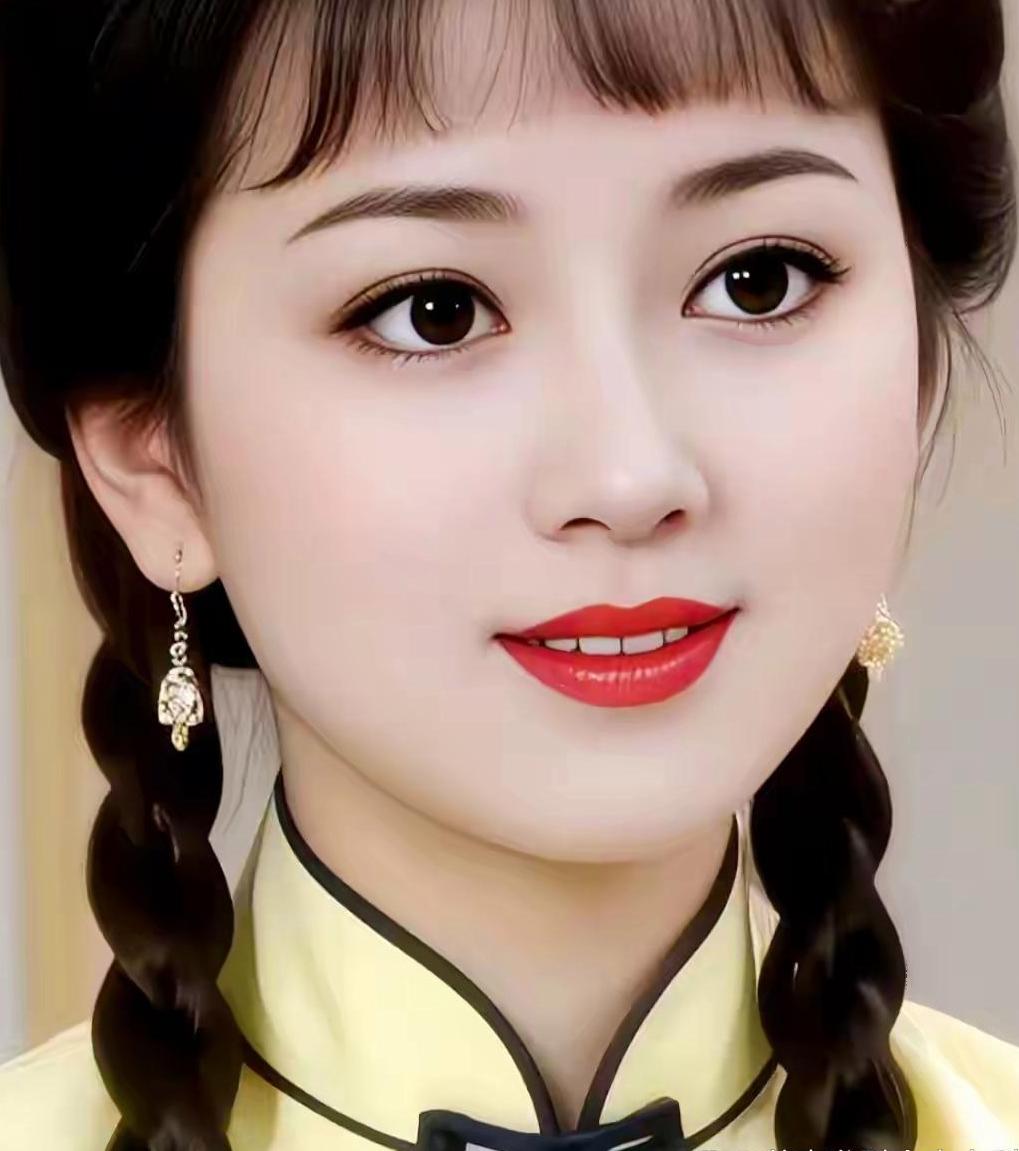 这姑娘妆容精致，发型可爱。