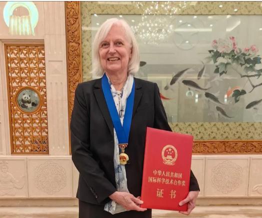 万万没想到，默默在背后死磕、助力中国芯片光刻胶技术迎来大突破的“泰斗级”神秘大佬