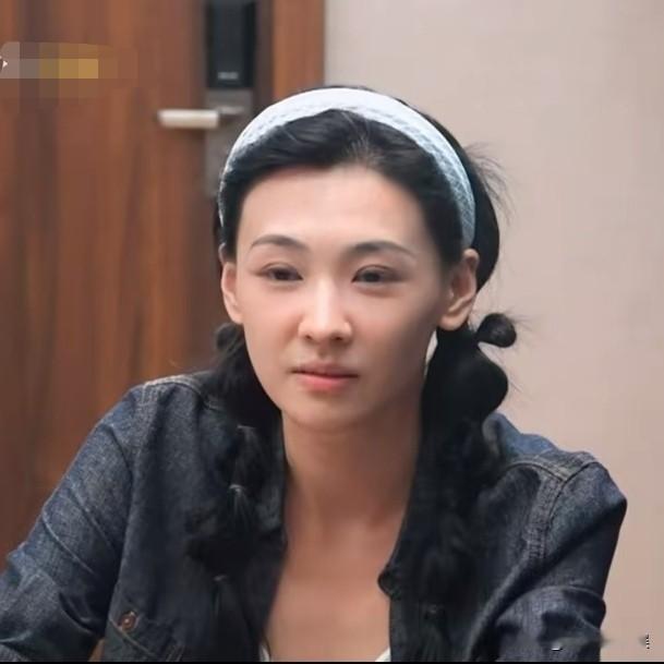 丁笑滢问代露娃：“你们是毕业多久分手的呢？”代露娃谁：“其实在毕业的时候，就已经有矛盾了，彼此都觉得