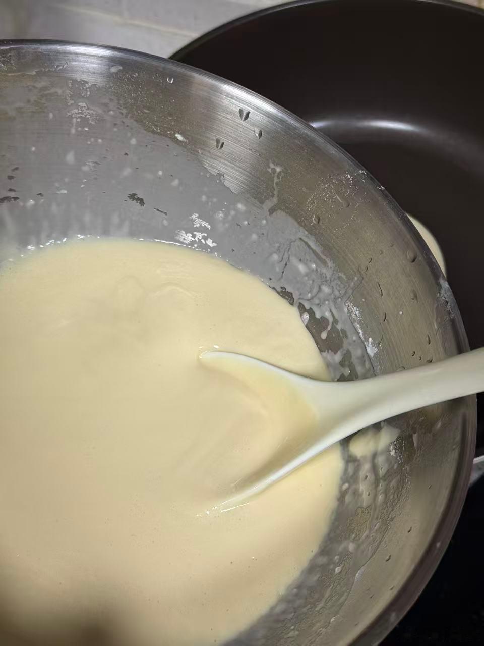 做松饼的原料很简单，但是做的时候有一些小细节需要注意，会直接决定成败，今天给大家