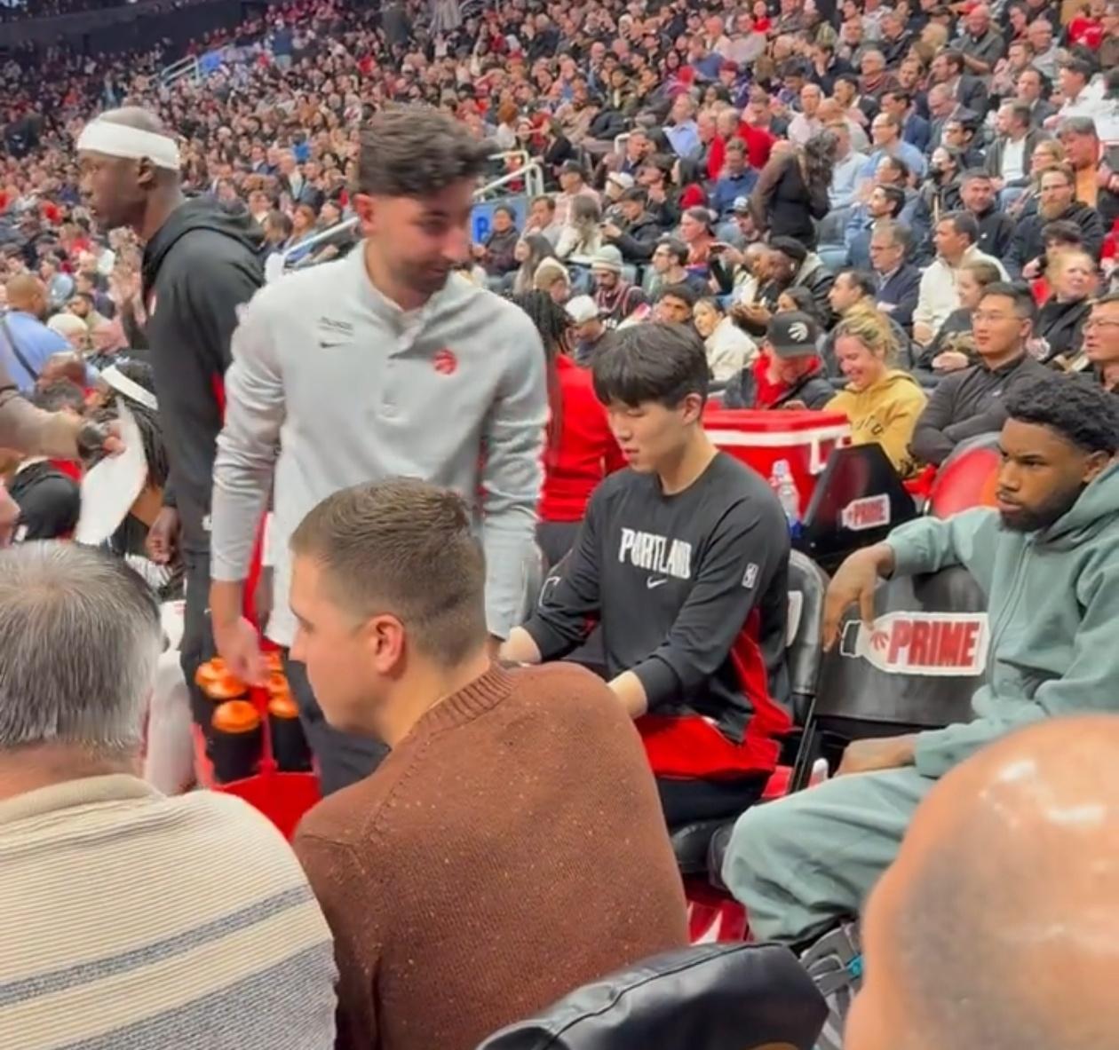 难获登场机会！杨瀚森在替补席显得有些不开心！有球迷在猛龙主场拍摄到了杨瀚森坐