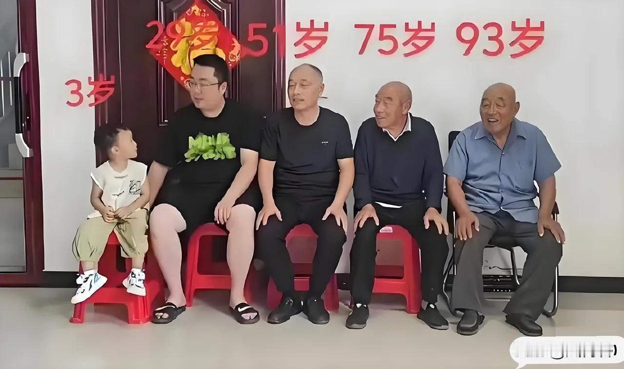 父亲-爷爷(祖父)-曾祖(祖爷爷)-高祖(太爷爷)，难得的五世同堂。93岁，75