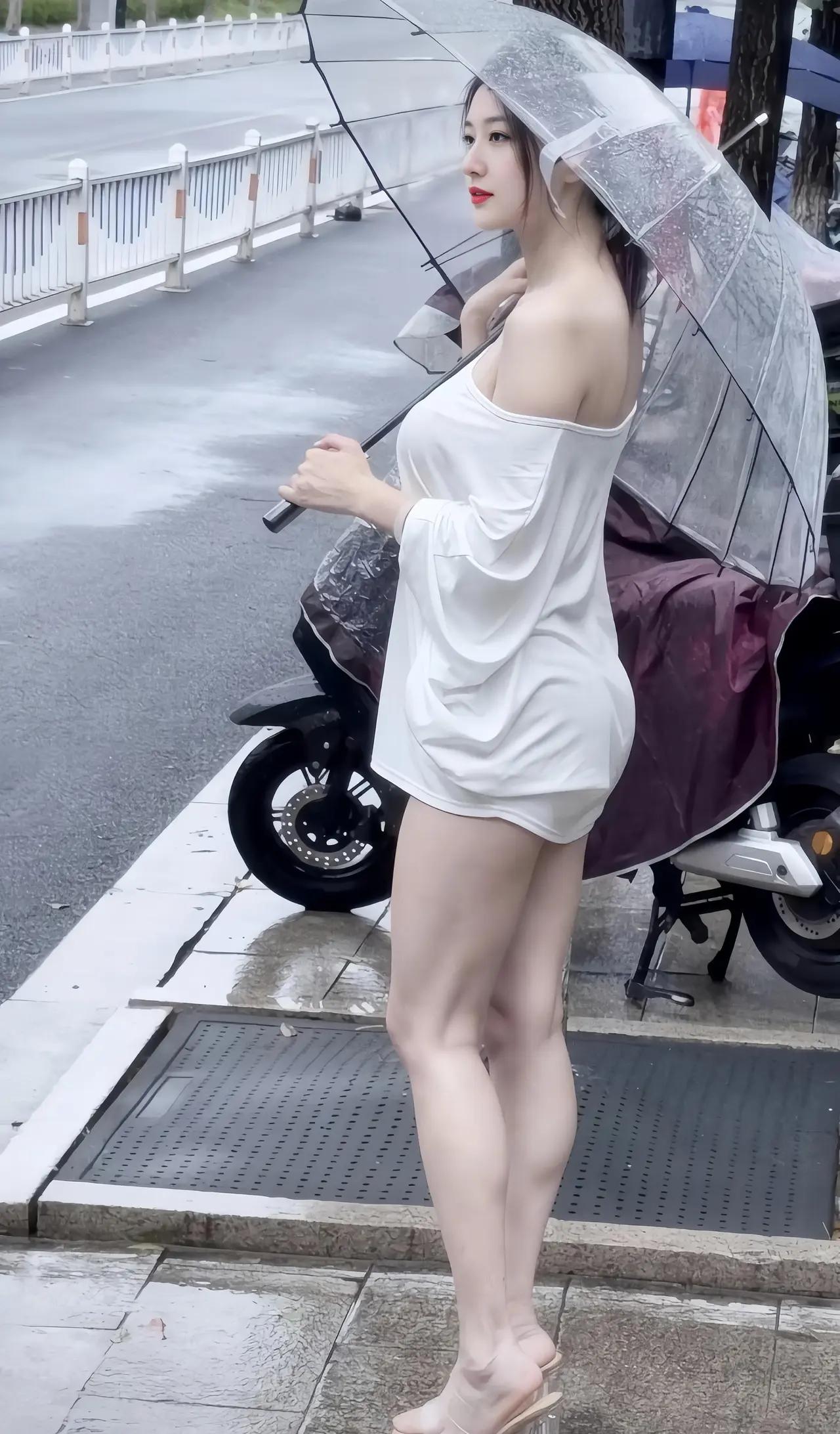 下雨天，美女打伞等车，这美腿一看就是喜欢运动的。